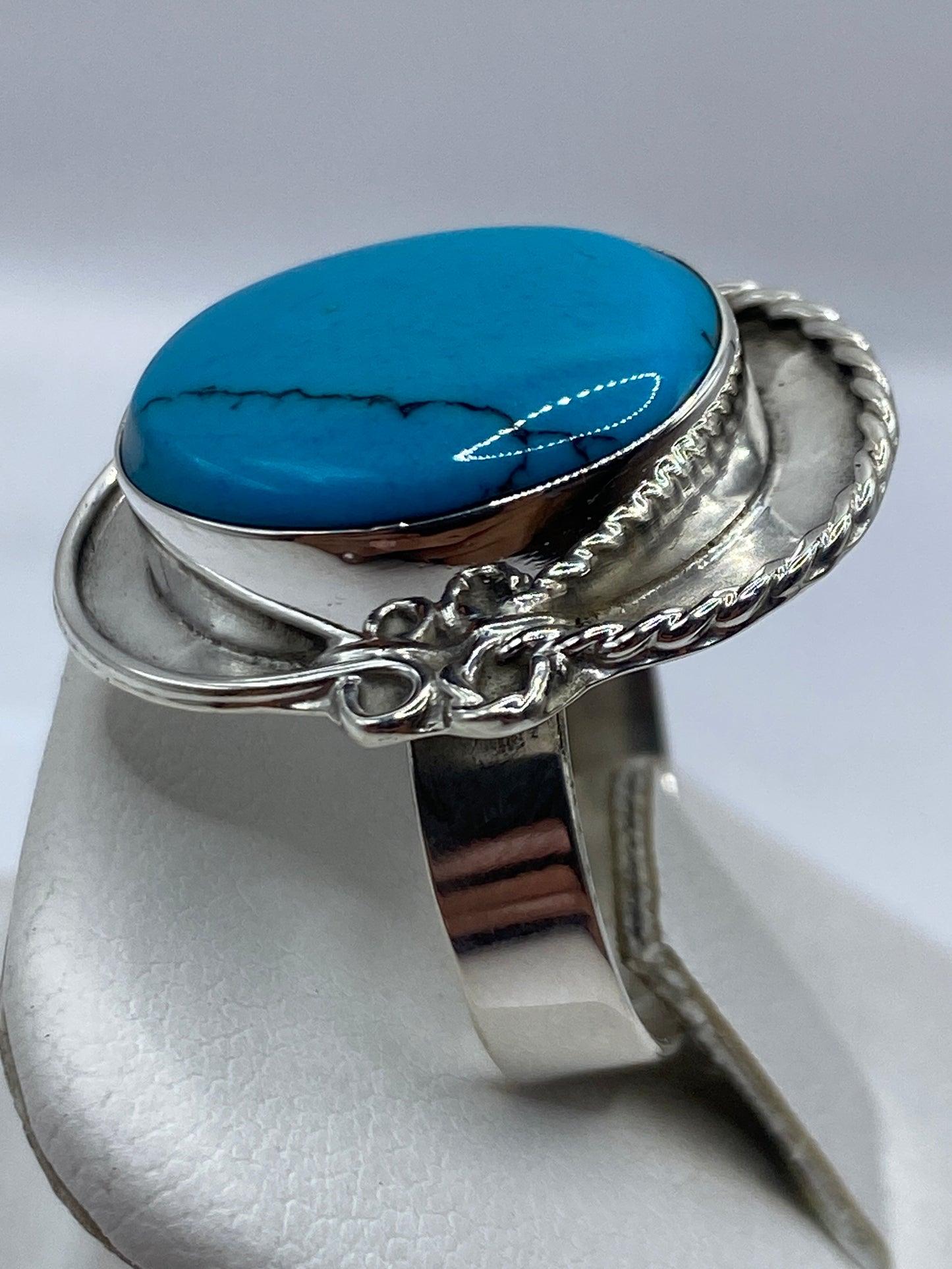 Anillo turquesa en dedo mostrando ajuste cómodo y proporciones