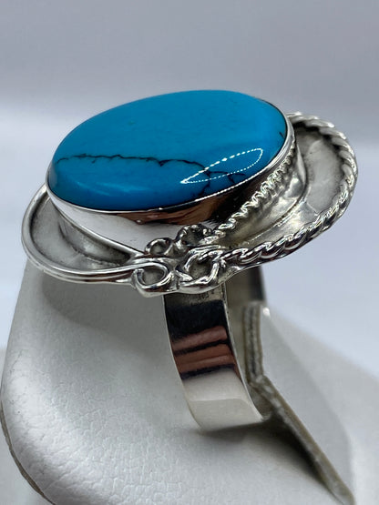 Anillo turquesa en dedo mostrando ajuste cómodo y proporciones