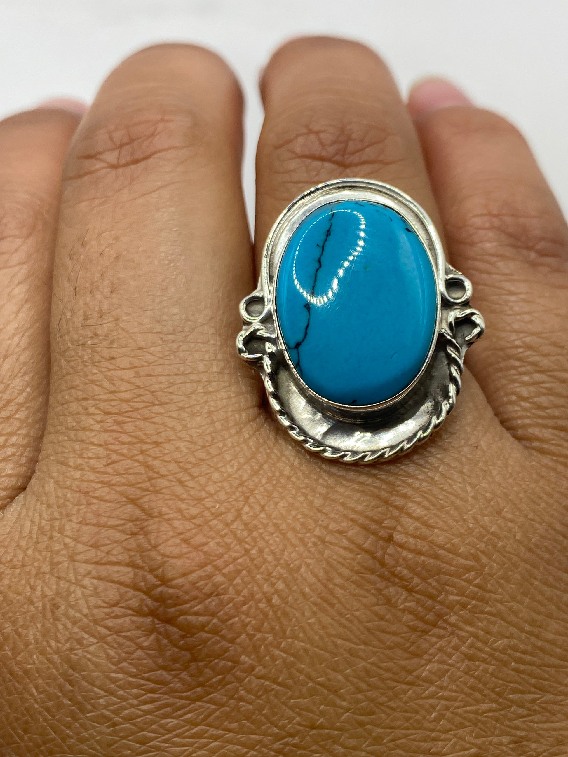 Anillo sobre fondo gris mostrando sello 925 y artesanía de Taxco