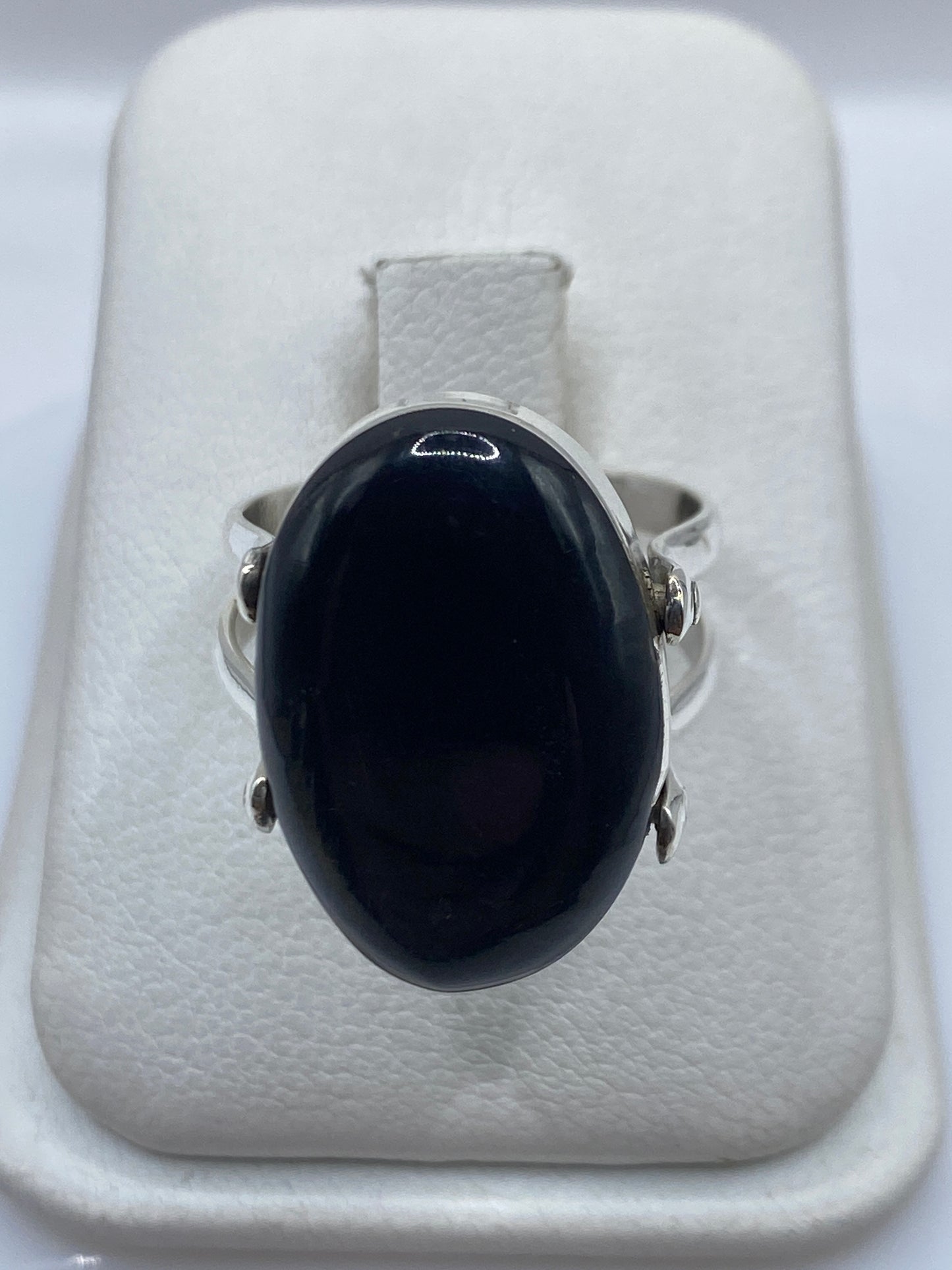 Detalle del ónix negro espejo montado en plata .925, con banda texturizada