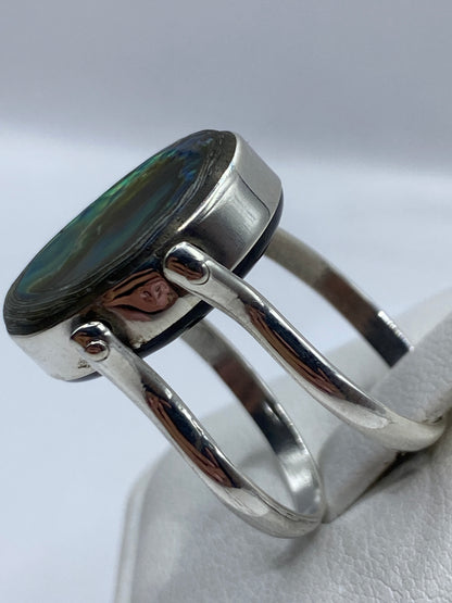 Anillo minimalista de plata con ónix visto desde el lateral, mostrando el pulido brillante