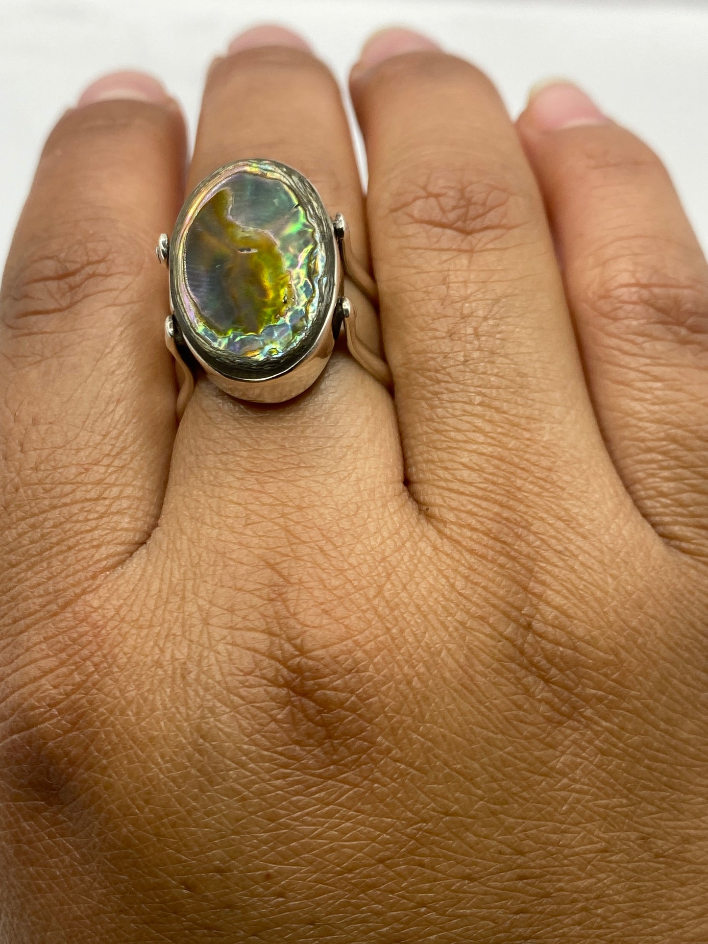 Anillo sobre fondo blanco exhibiendo el sello 925 en la banda interior