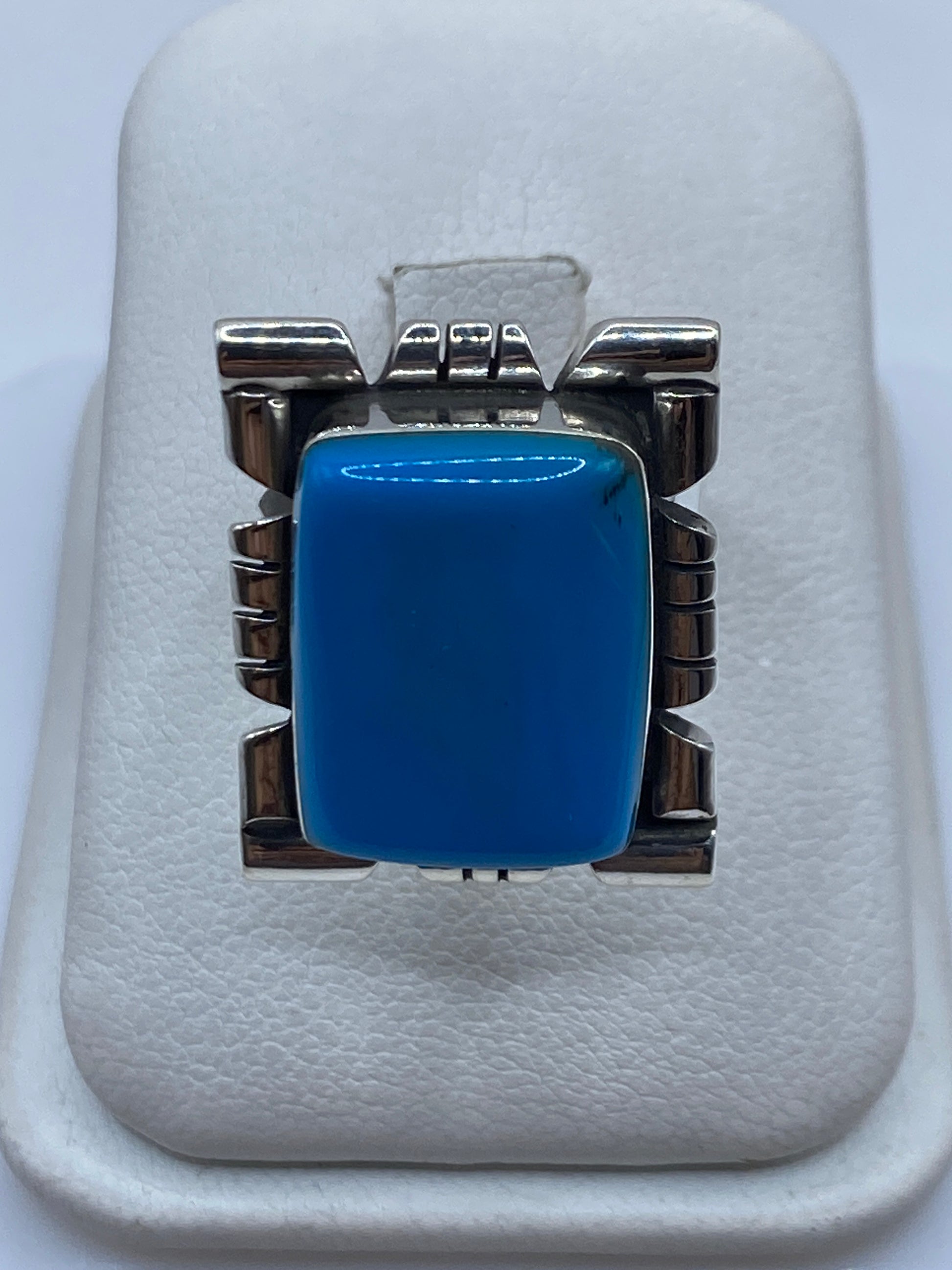 Anillo solitario de plata con piedra azul natural, vista frontal en estuche blanco
