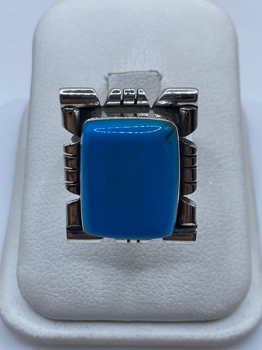 Anillo solitario de plata con piedra azul natural, vista frontal en estuche blanco
