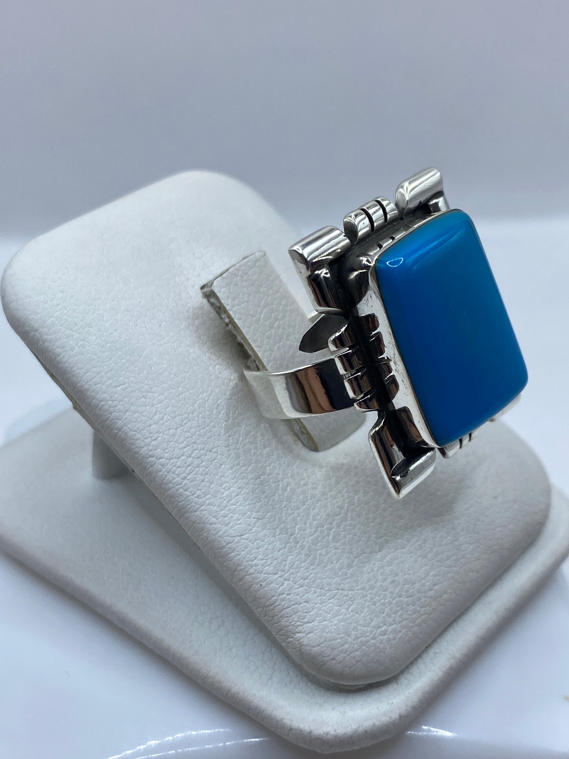 Anillo ajustable azul arquitectónico visto de lado, mostrando el engaste manual en plata .925