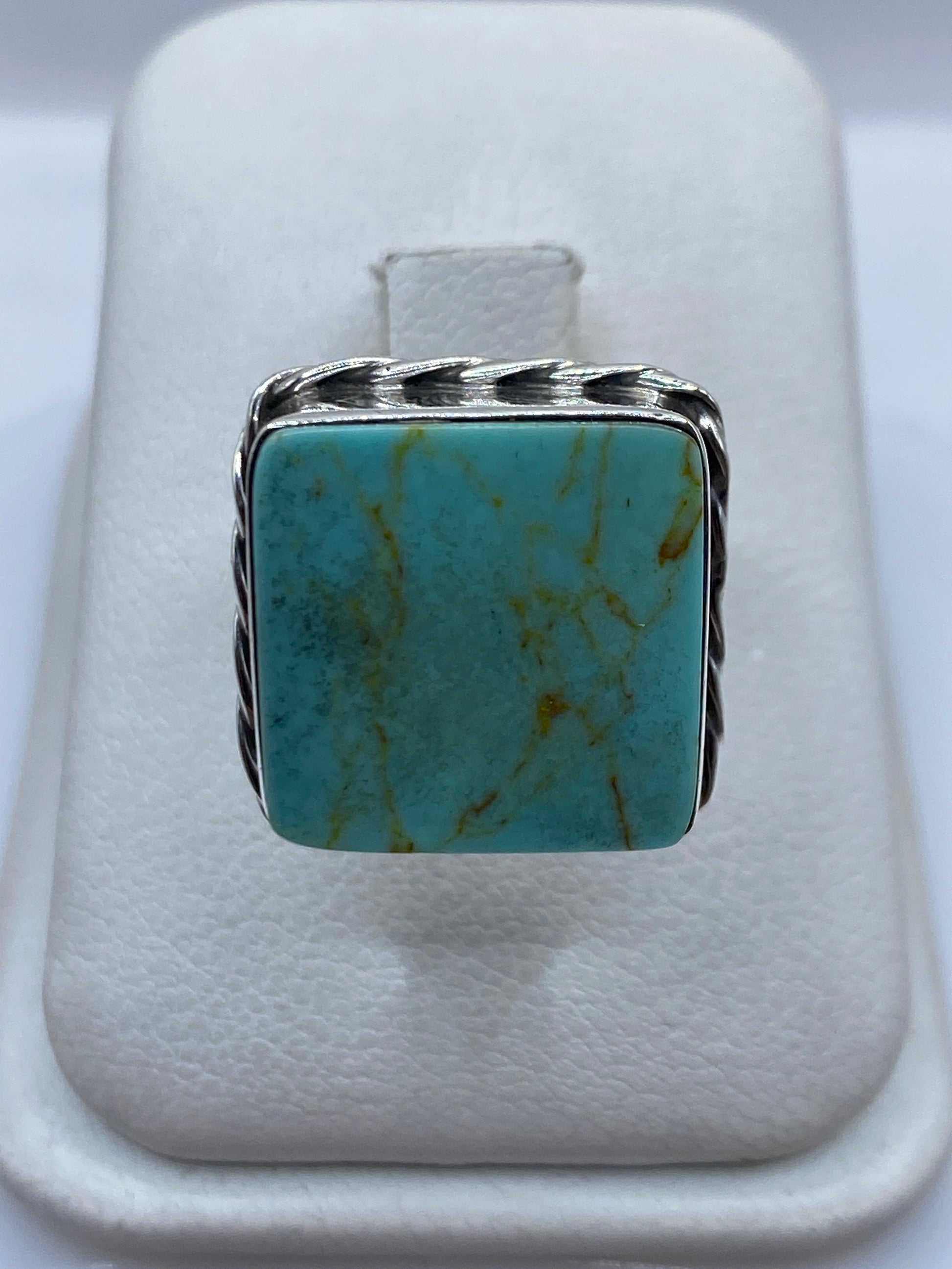 Anillo de plata .925 con turquesa azul cielo natural en orla trenzada artesanal