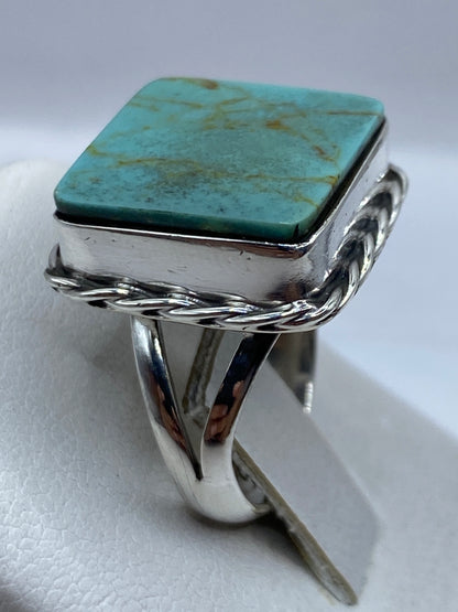 Detalle del frente del anillo con turquesa azul cielo y vetas naturales, engastada en plata