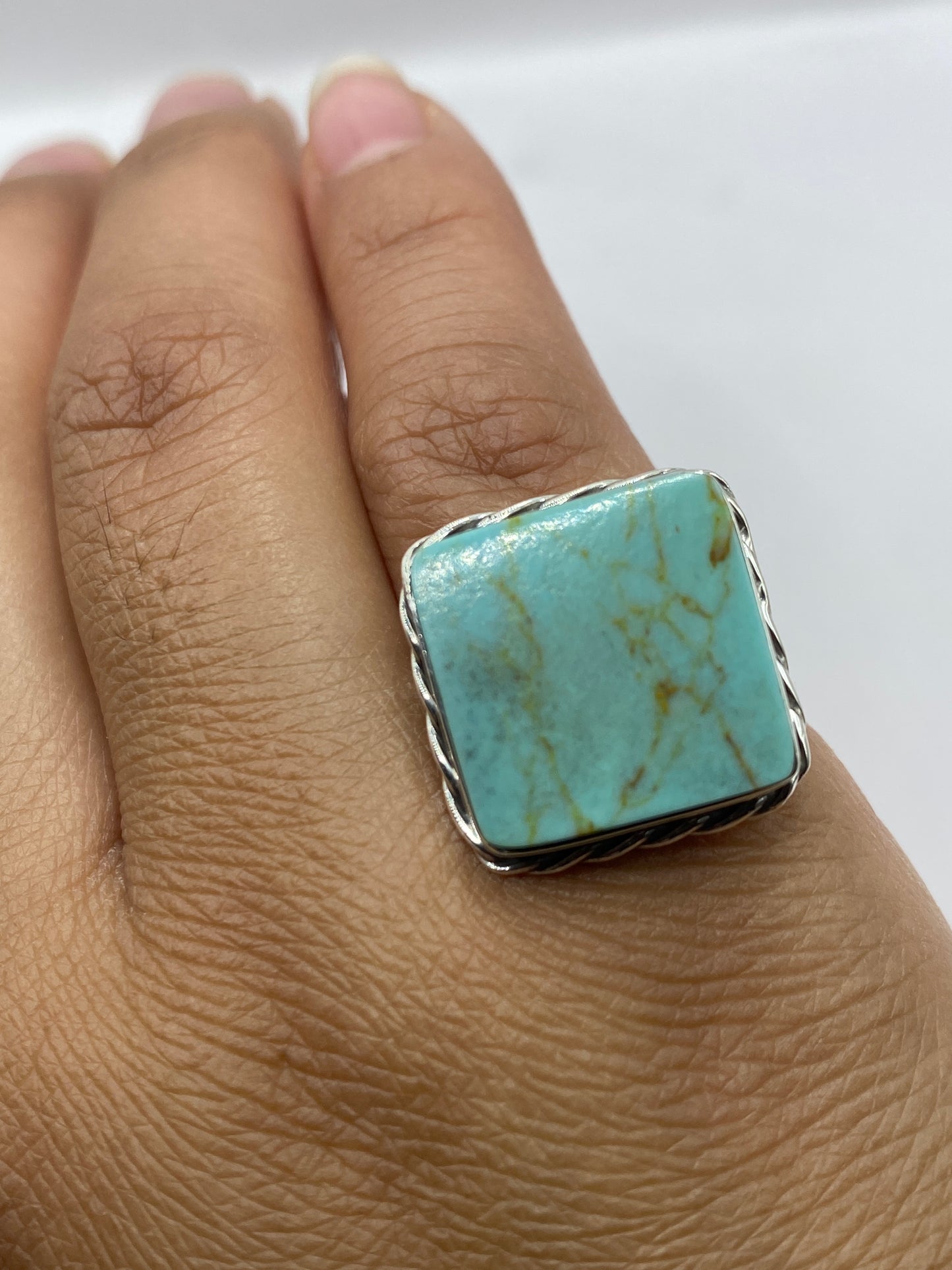 Anillo en dedo, mostrando el color vibrante de la turquesa y el sello .925 MEXICO