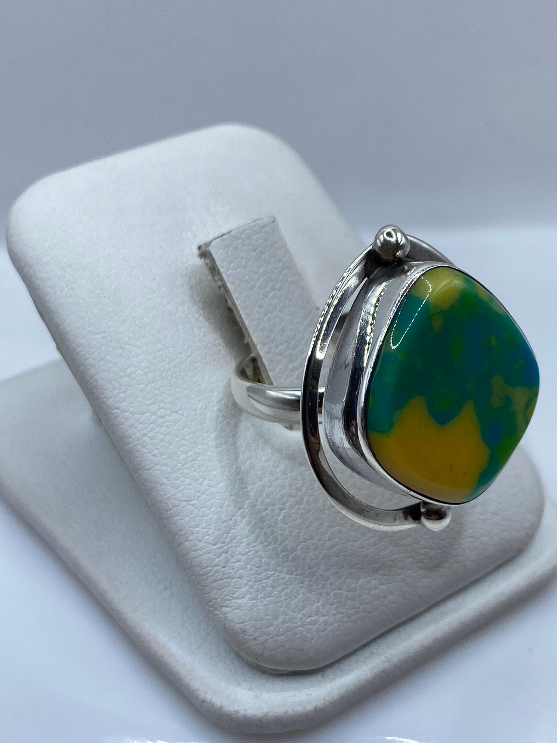 Vista lateral del anillo étnico de ópalo en plata .925 con sello hallmark
