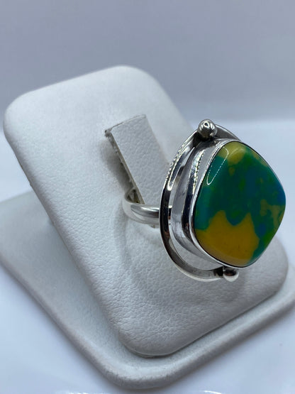 Vista lateral del anillo étnico de ópalo en plata .925 con sello hallmark