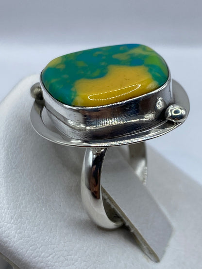 Detalle del ópalo de fuego mostrando tonos amarillo, verde y azul natural