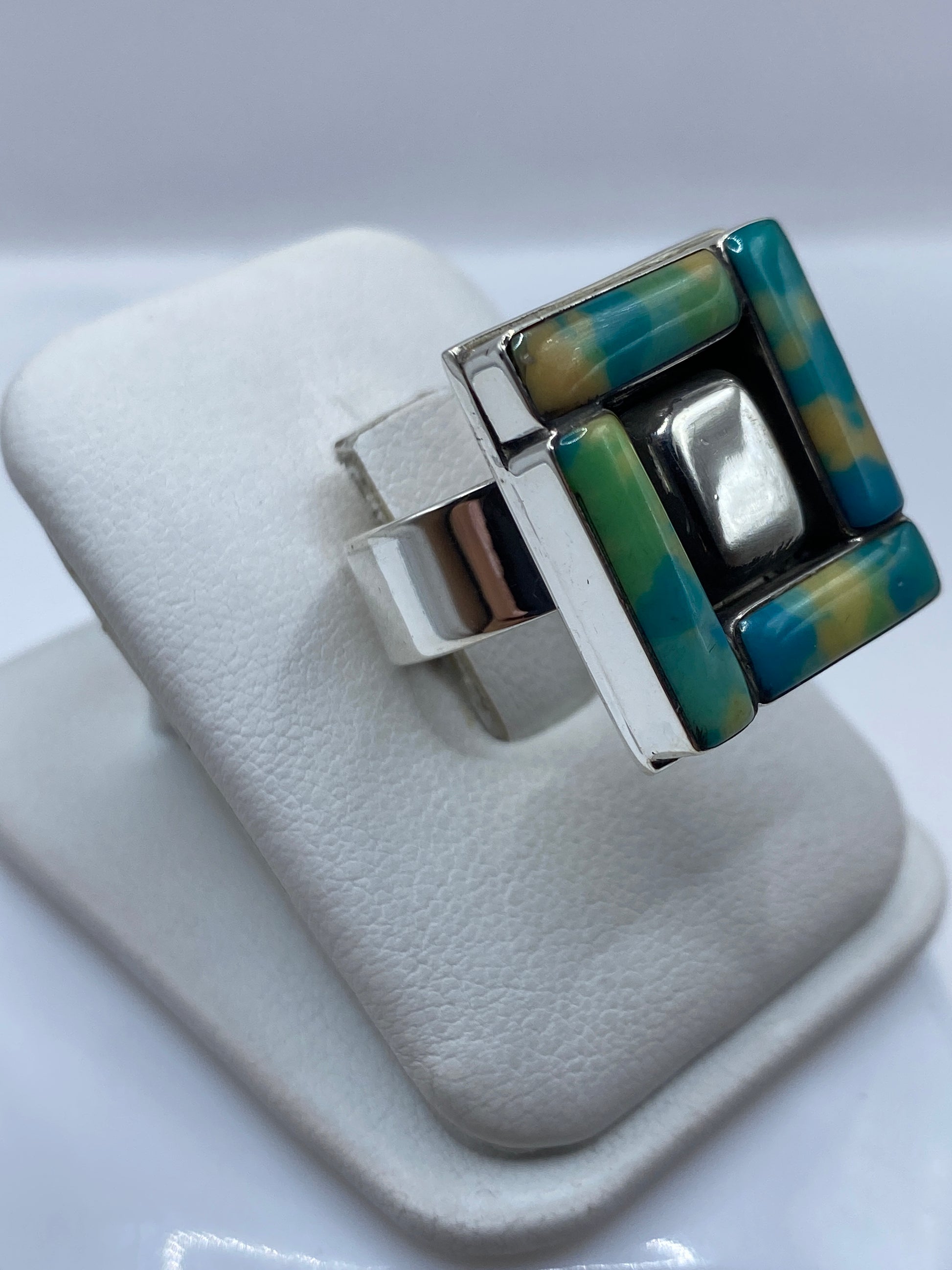 Anillo modular de plata .925 mostrando el diseño de bloques cuadrados y acabado brillante