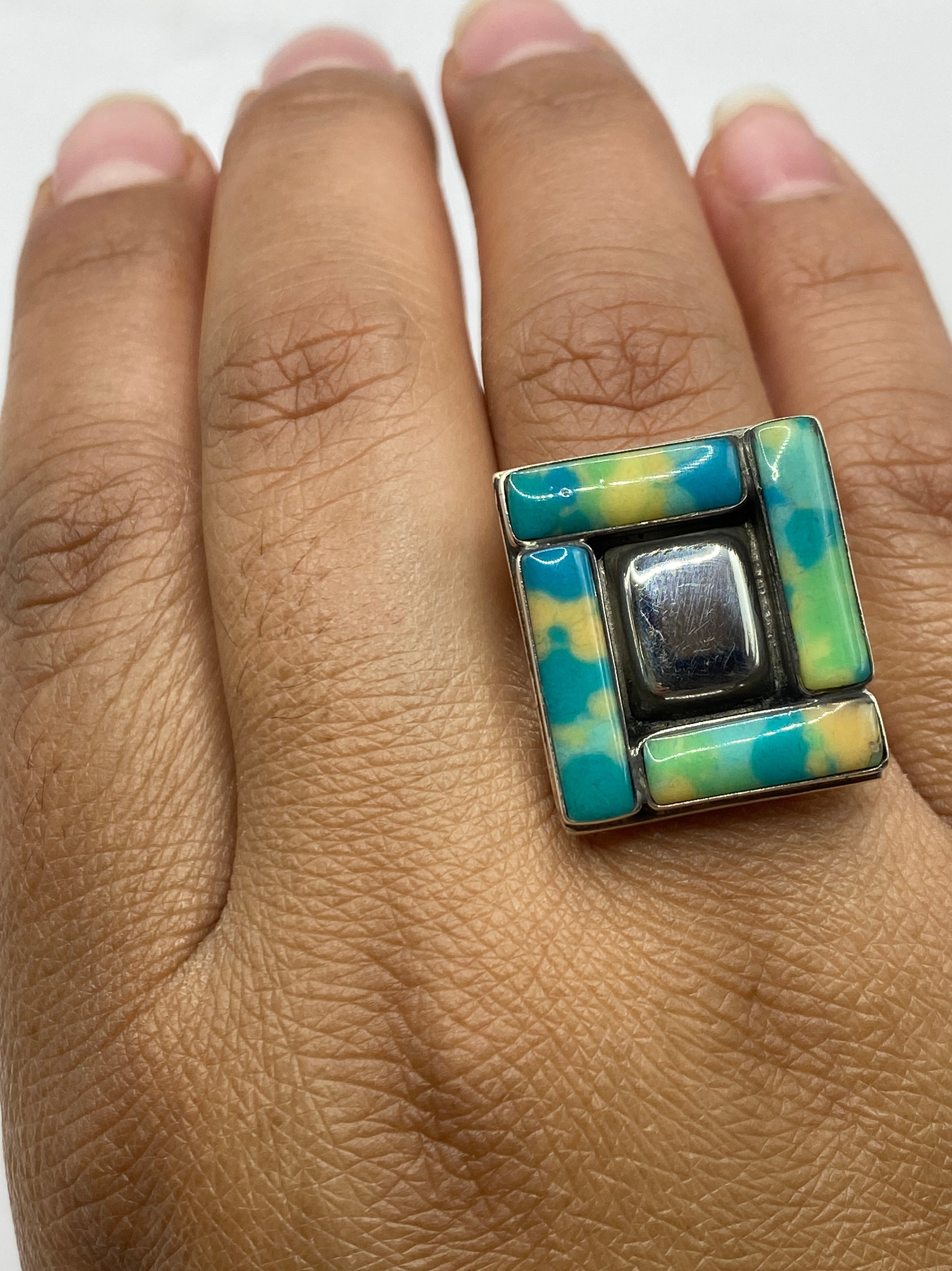 Anillo geométrico sobre fondo gris mostrando peso de 16.1 gramos y sello .925