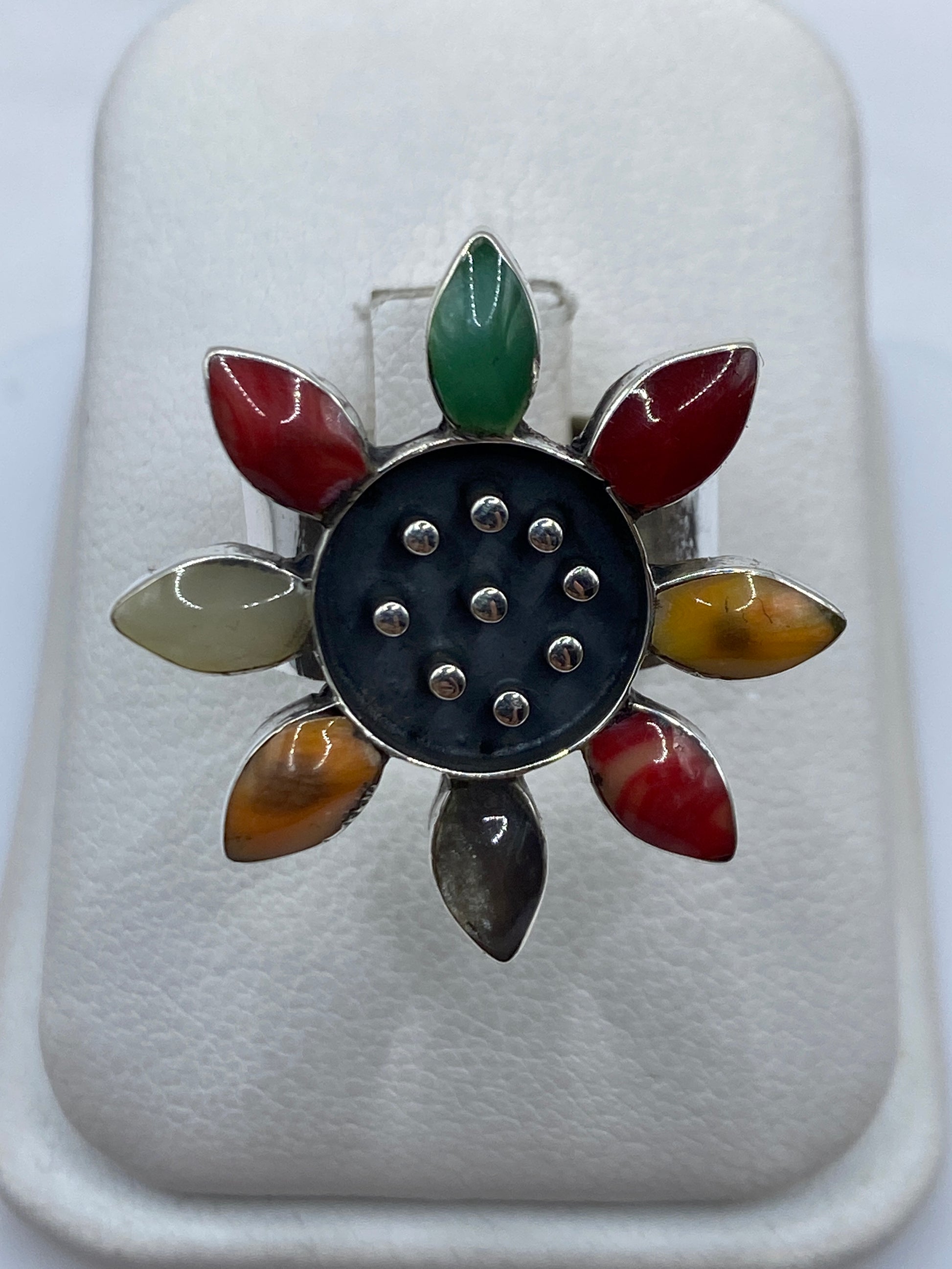 Anillo floral ajustable con ocho pétalos de piedras naturales multicolor en plata .925