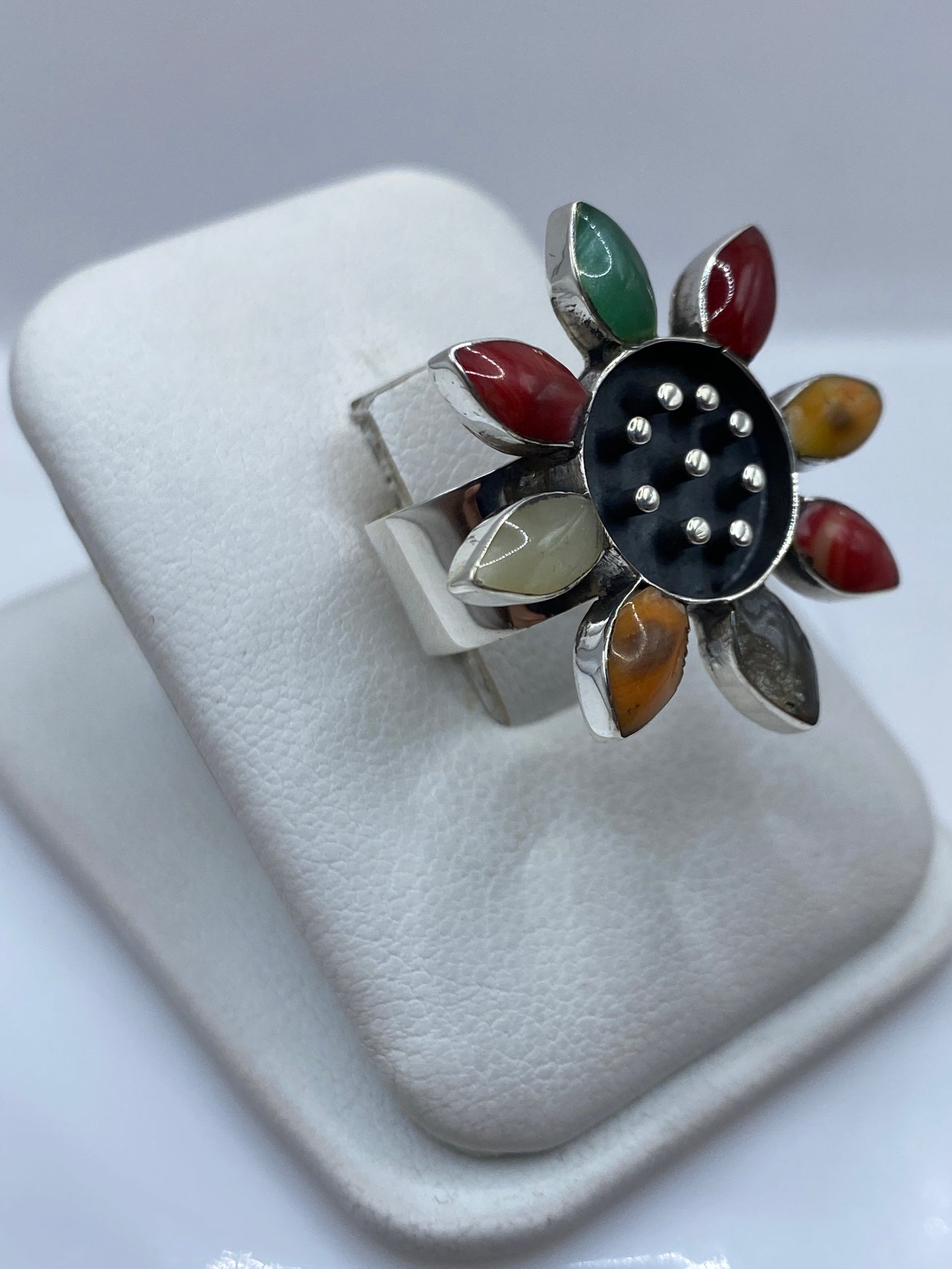 Vista frontal del anillo girasol con malaquita verde, cornalina roja, ámbar y onix negro