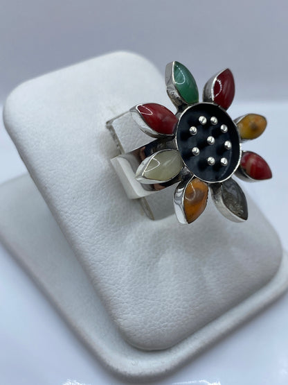Vista frontal del anillo girasol con malaquita verde, cornalina roja, ámbar y onix negro