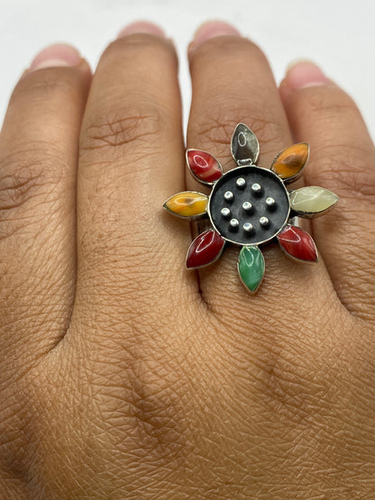 Detalle del sello .925 en la banda del anillo floral multicolor de Taxco