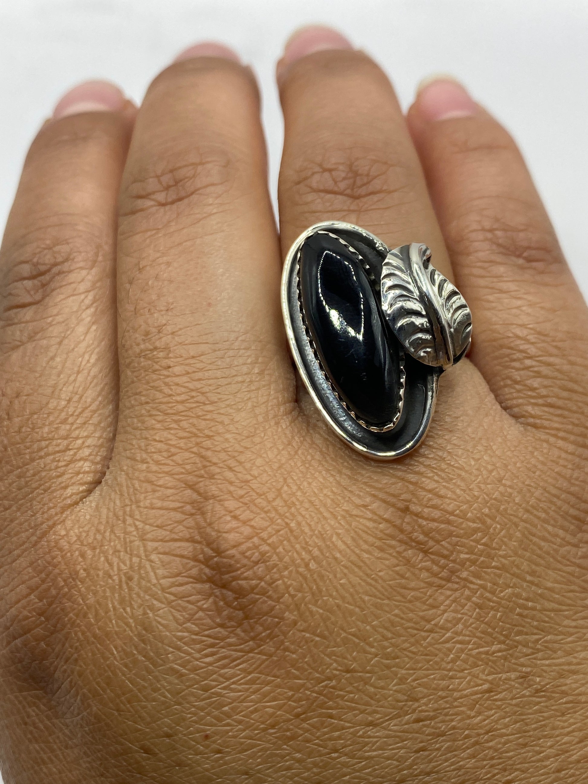 Anillo ajustable mostrando el sello 925 en la banda interna sobre fondo blanco