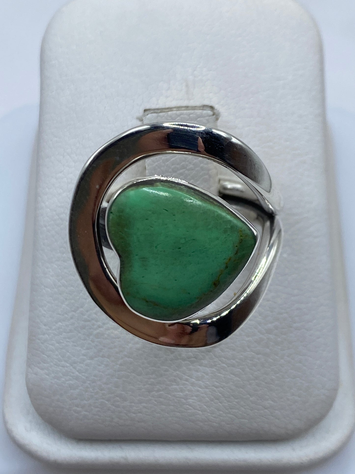 Anillo de plata solitario con malaquita verde natural en dedo de mujer