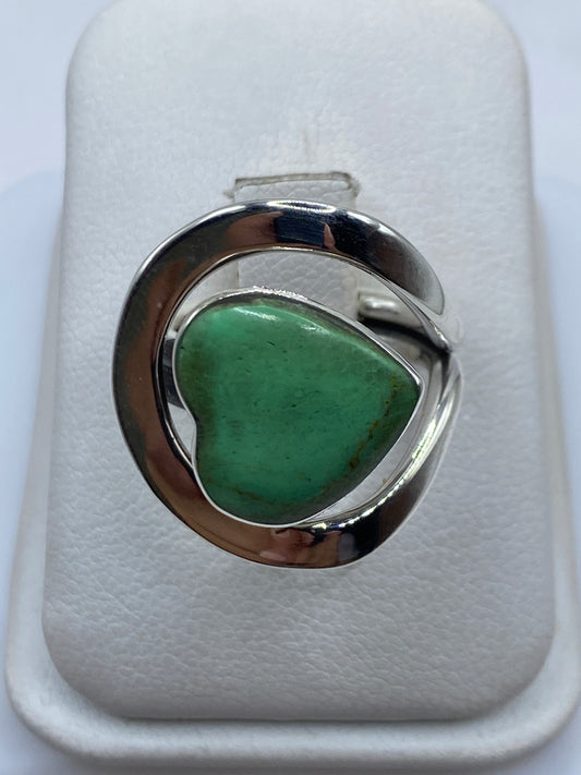 Anillo de plata solitario con malaquita verde natural en dedo de mujer