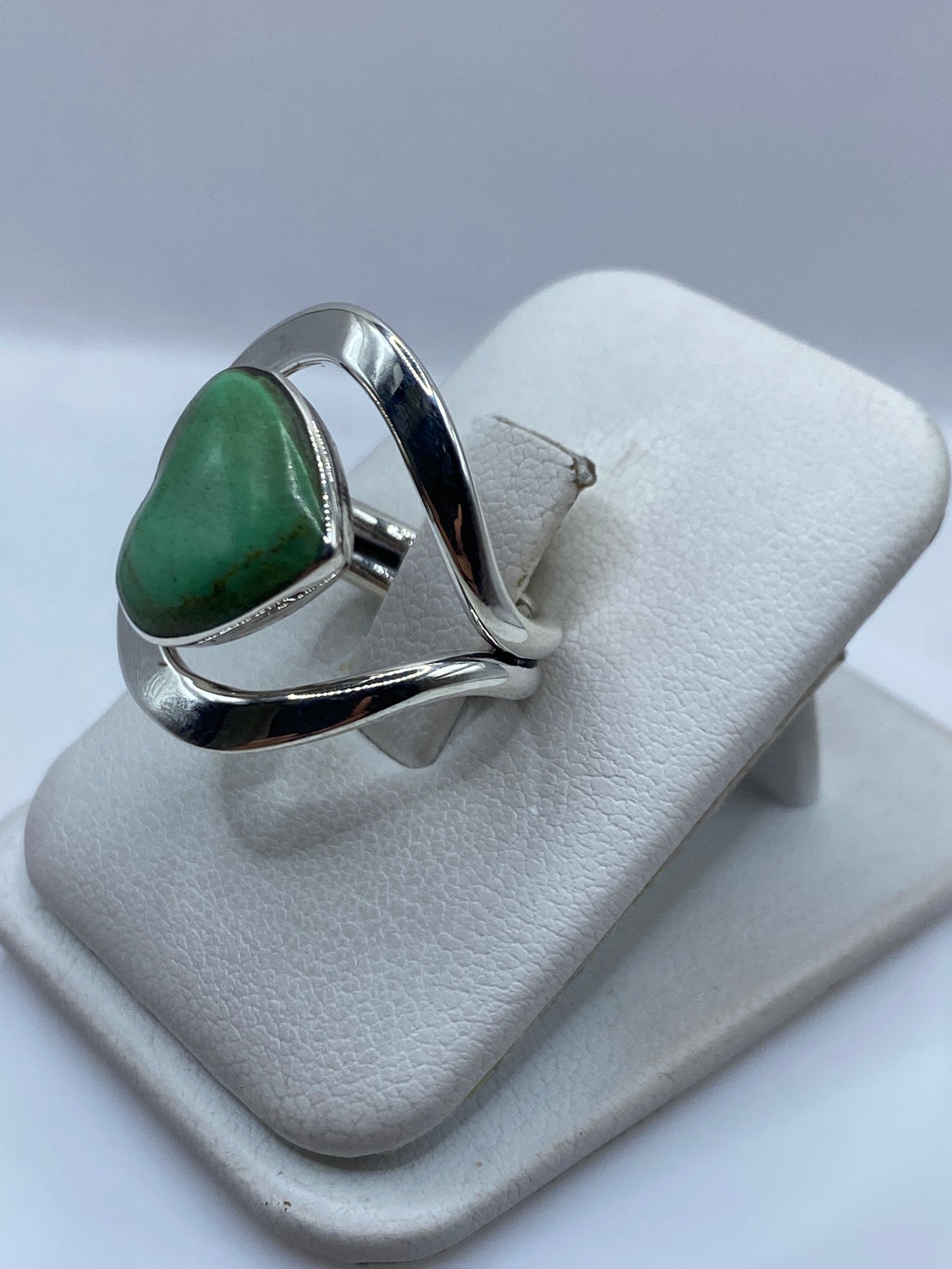 Vista lateral del anillo envolvente en plata .925 con piedra malaquita