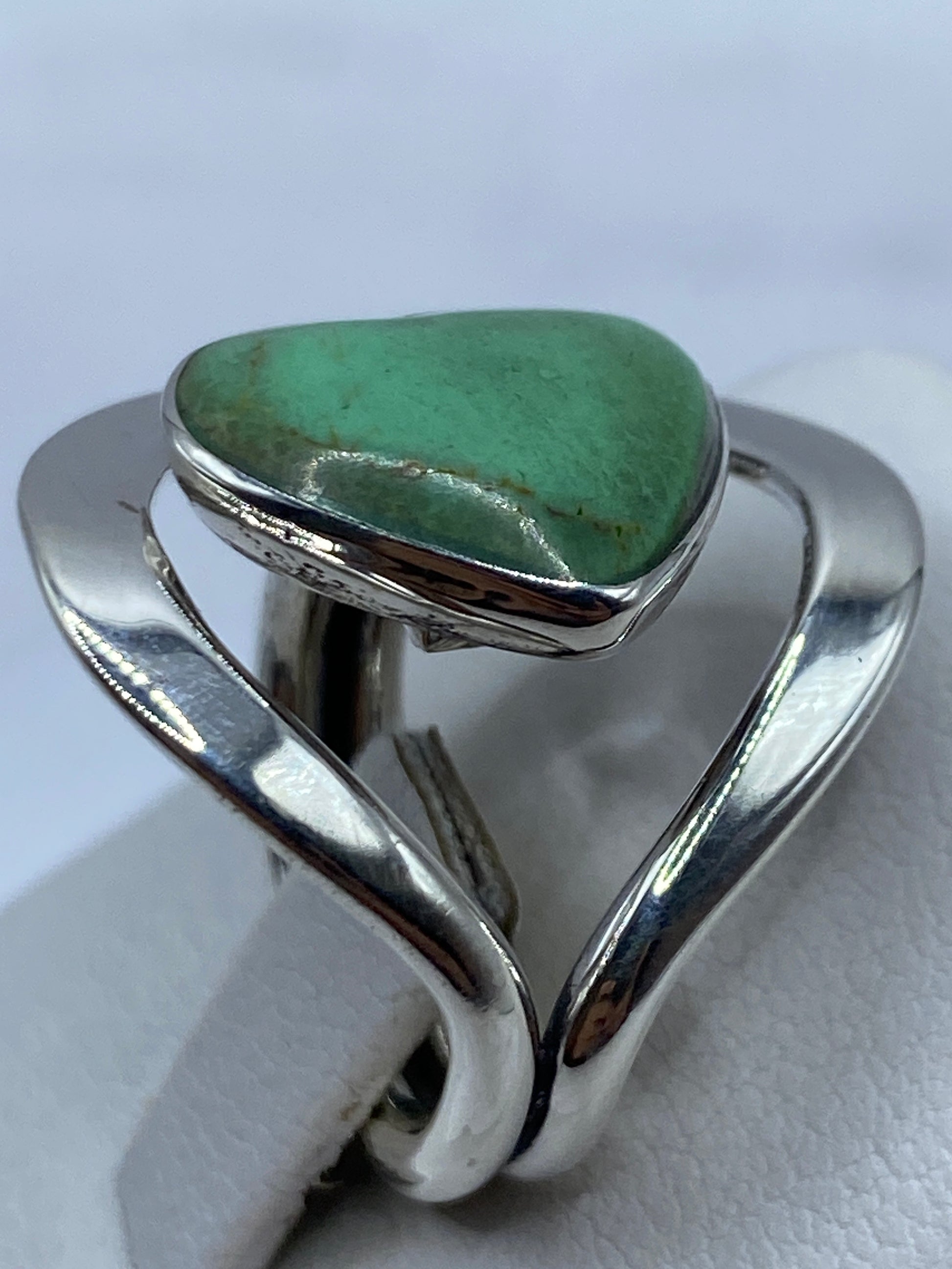 Detalle de la malaquita verde con vetas naturales engastada en plata de Taxco