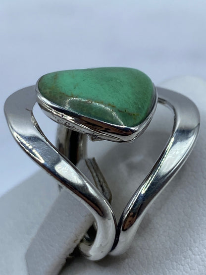 Detalle de la malaquita verde con vetas naturales engastada en plata de Taxco