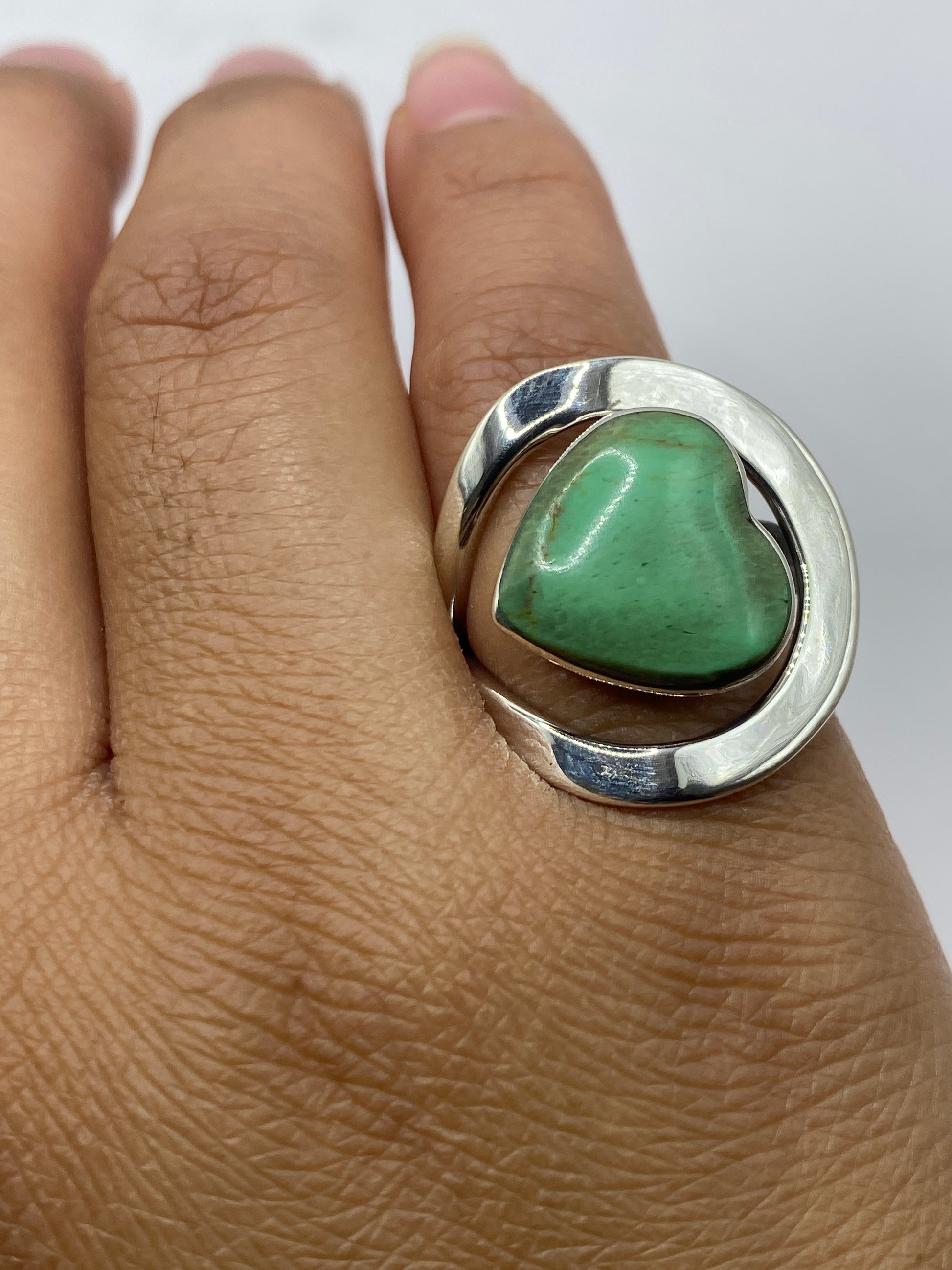 Anillo sobre fondo blanco mostrando el sello 925 y el patrón único de la piedra