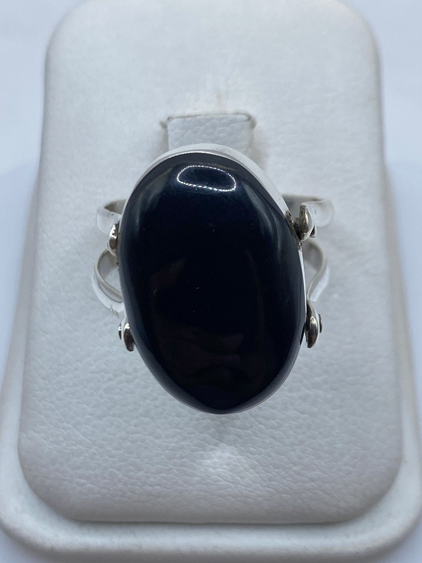 Anillo de plata con ónix negro solitario en talla 9, visto de frente