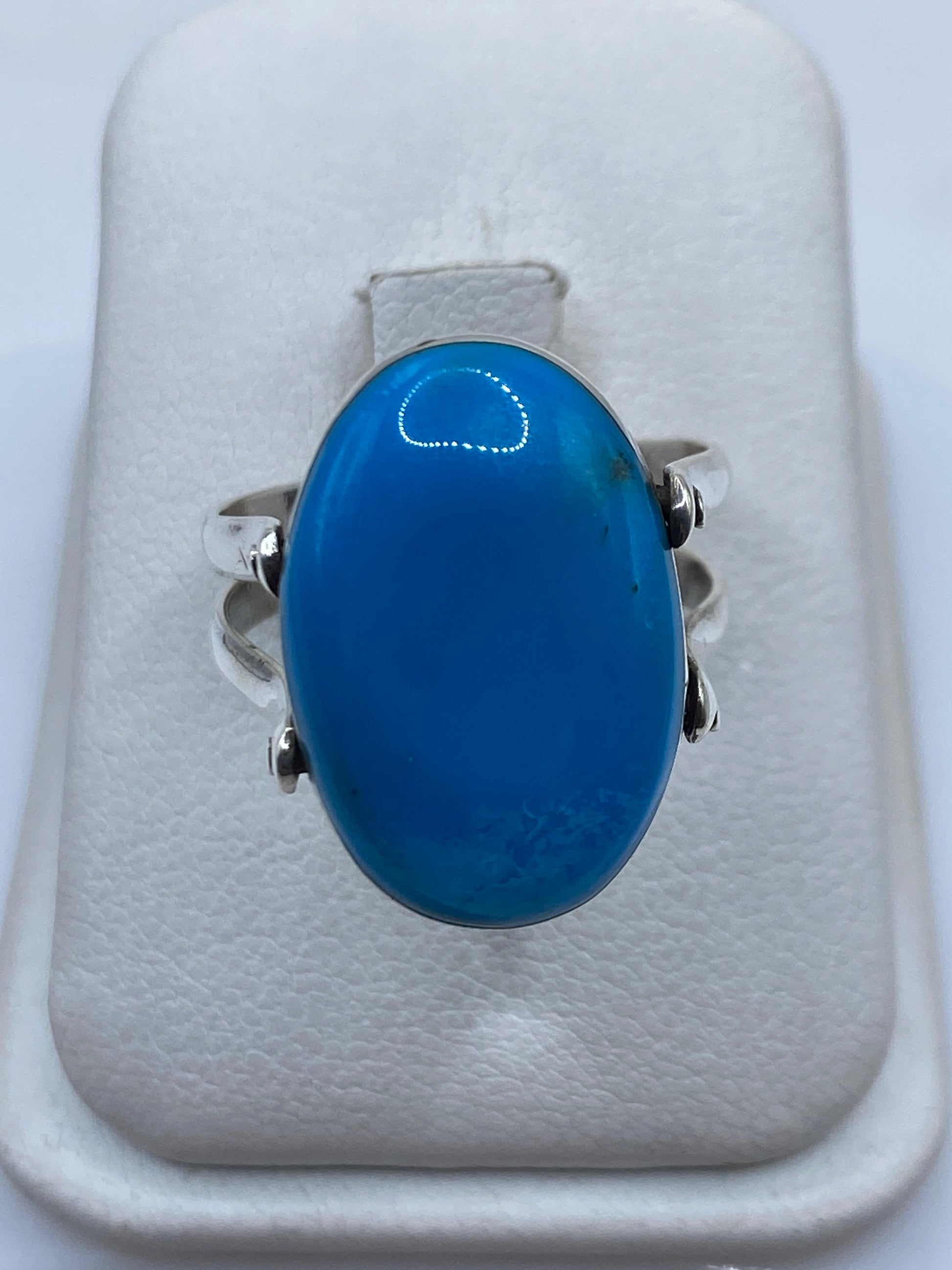 Anillo de plata .925 con piedra ónix negra pulida, detalle del engaste lateral