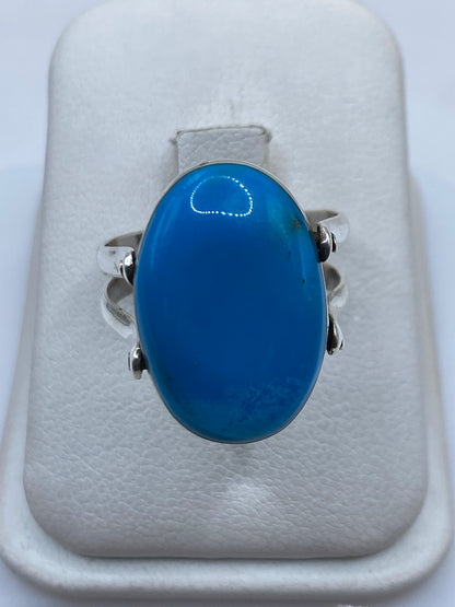 Anillo de plata .925 con piedra ónix negra pulida, detalle del engaste lateral