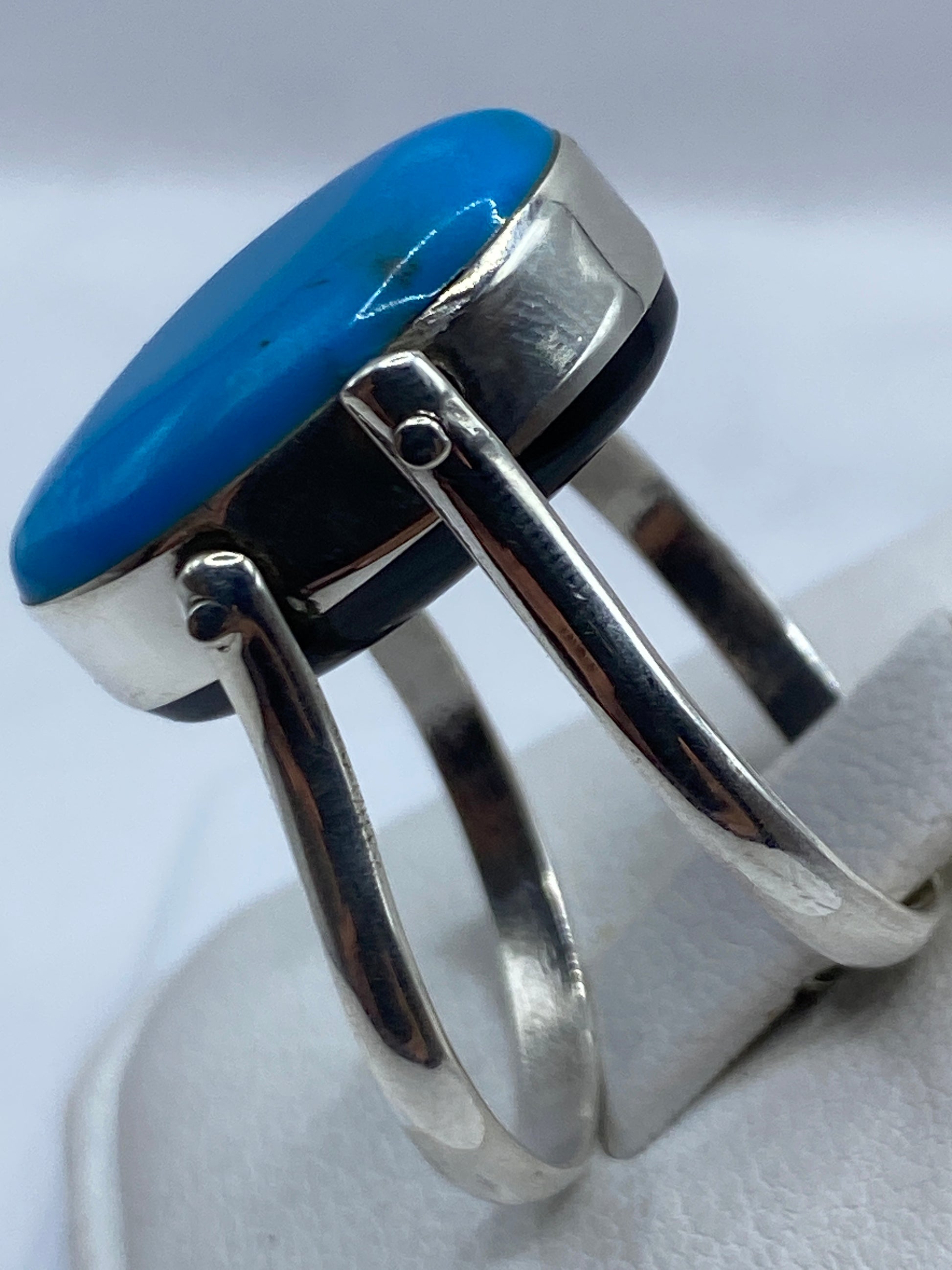 Anillo solitario ónix negro en mano de mujer adulta, mostrando brillo y presencia