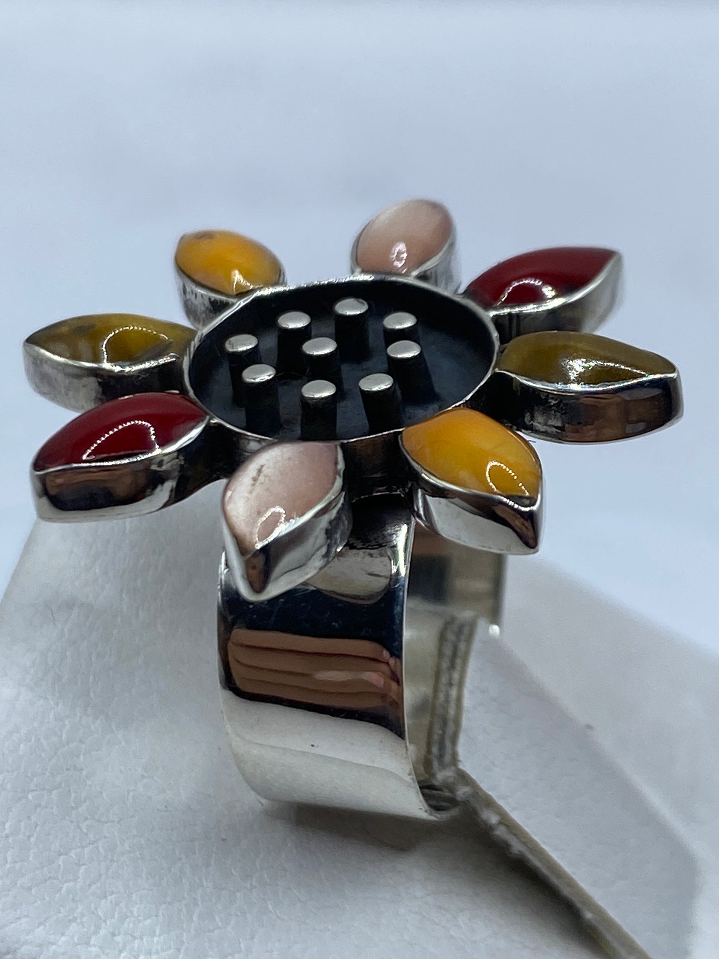 Vista lateral del anillo ajustable en plata .925 con sello hallmark
