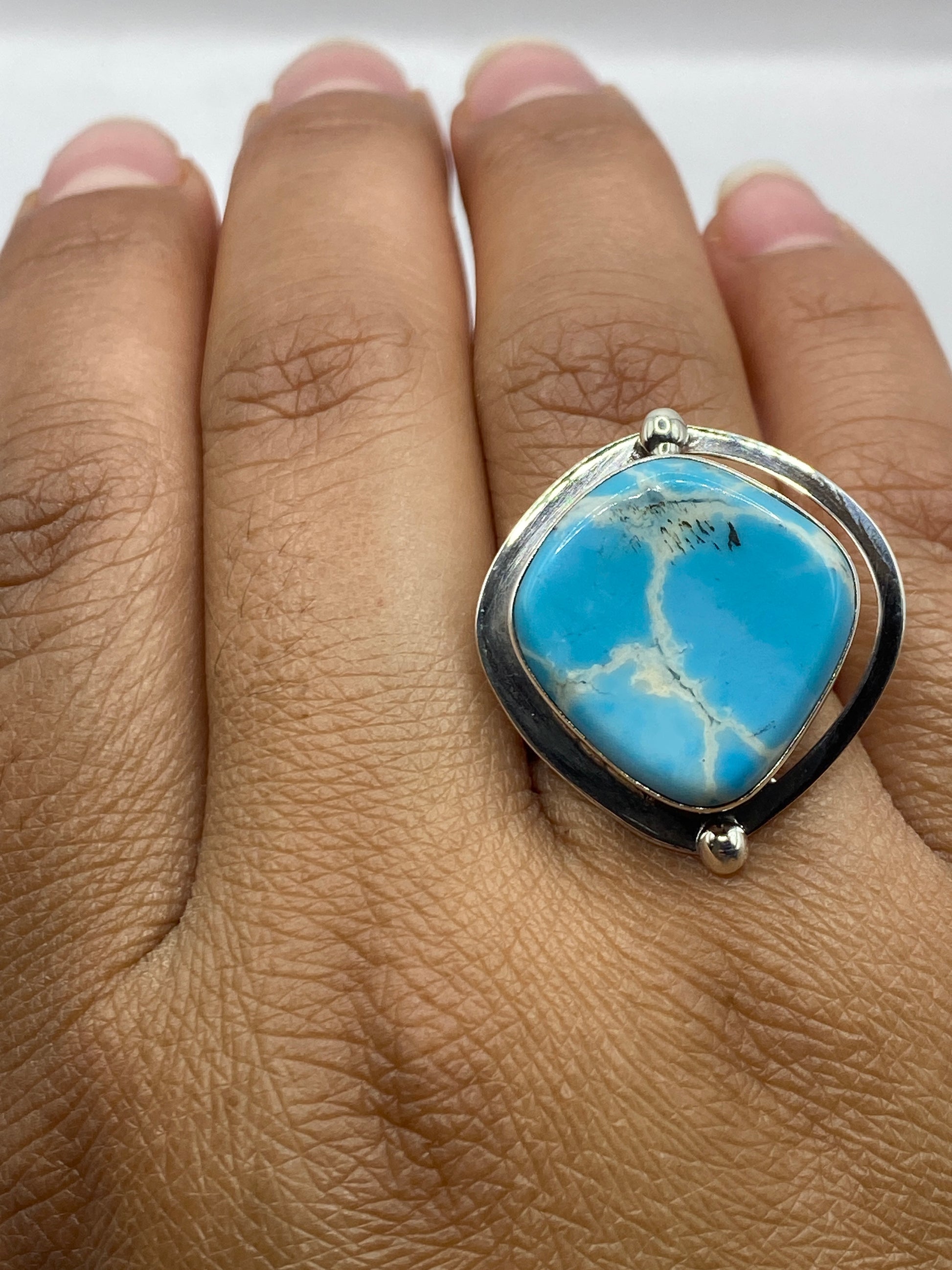 Anillo en báscula plateada mostrando peso de 9.3 gramos, sello 925