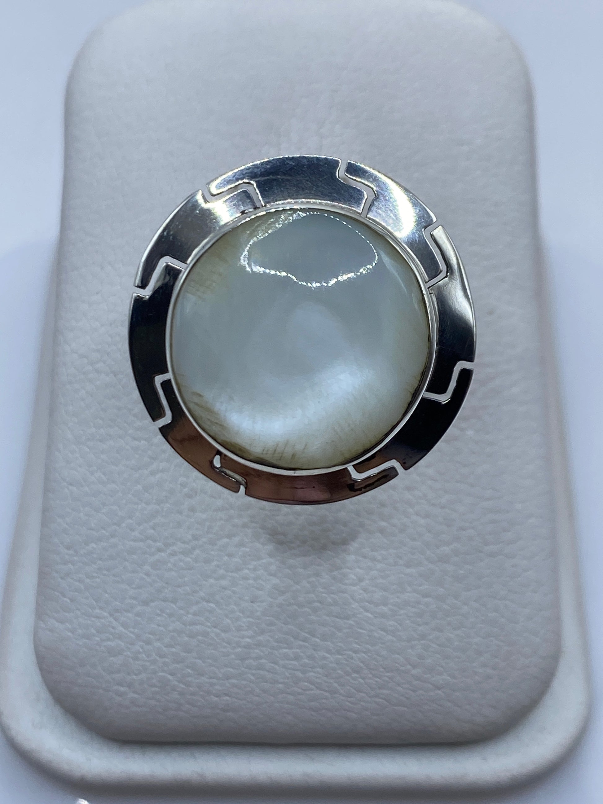 Anillo de plata ajustable con perla blanca engastada en marco geométrico