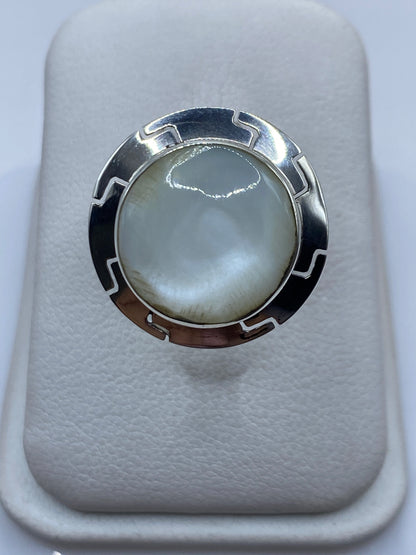 Anillo de plata ajustable con perla blanca engastada en marco geométrico