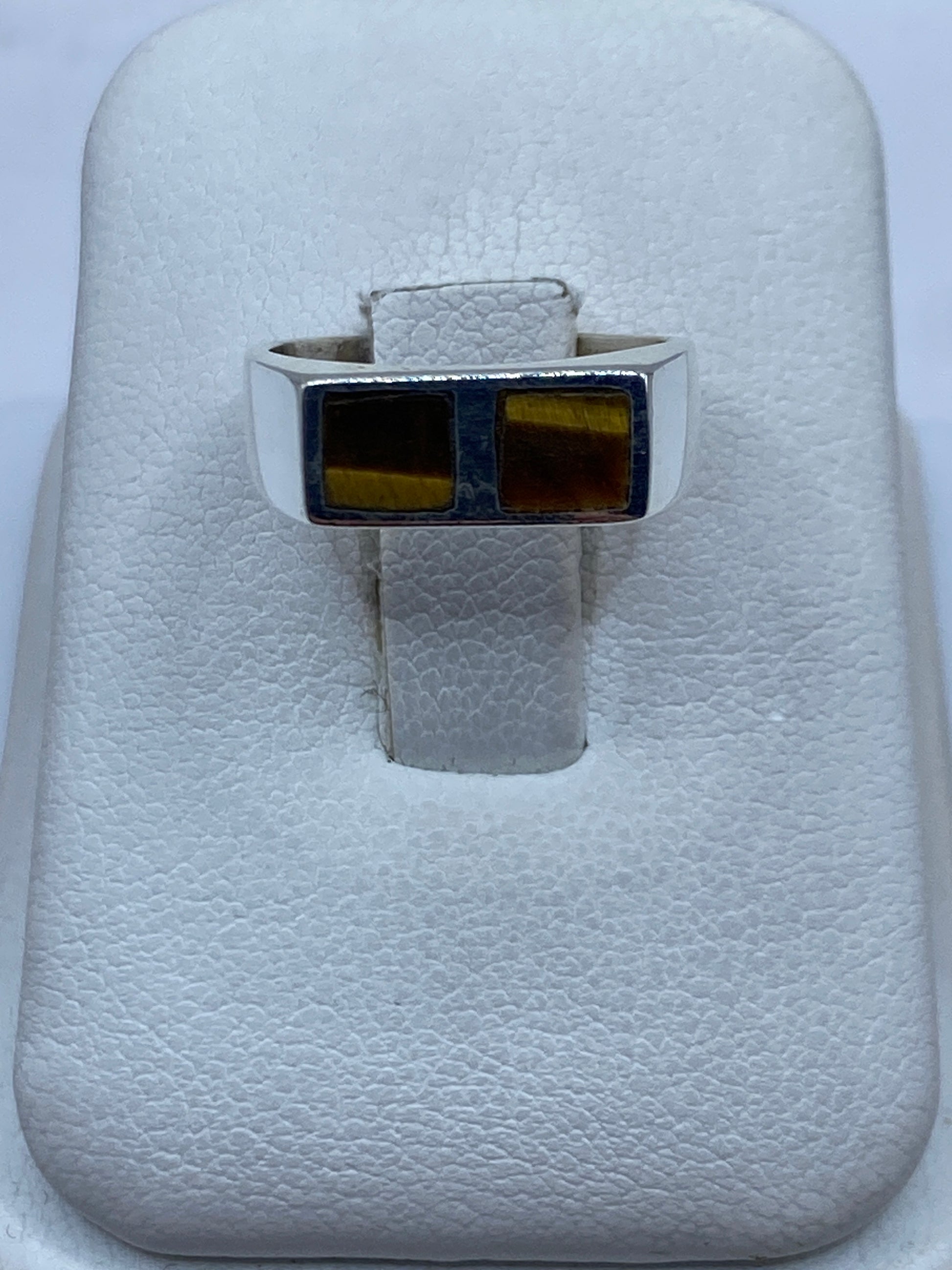 Anillo de plata minimalista con dos piedras café naturales en caja de presentación