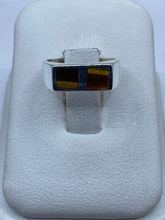 Anillo de plata minimalista con dos piedras café naturales en caja de presentación