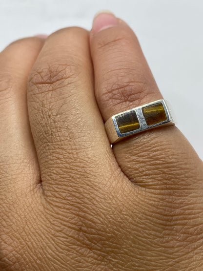Anillo en la mano mostrando el peso y proporción minimalista de la pieza