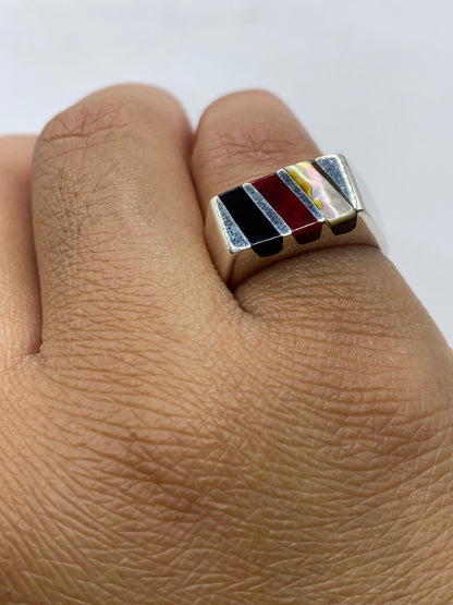 Anillo puesto en dedo mostrando el peso y presencia de la pieza