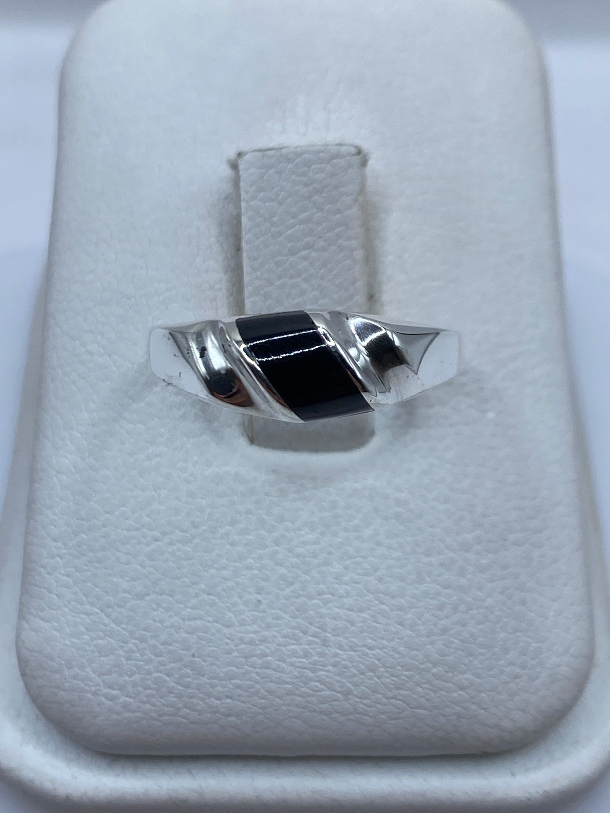 Anillo de plata con ónix negro pulido en estuche blanco