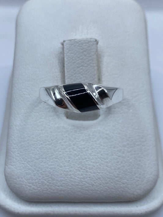 Anillo de plata con ónix negro pulido en estuche blanco