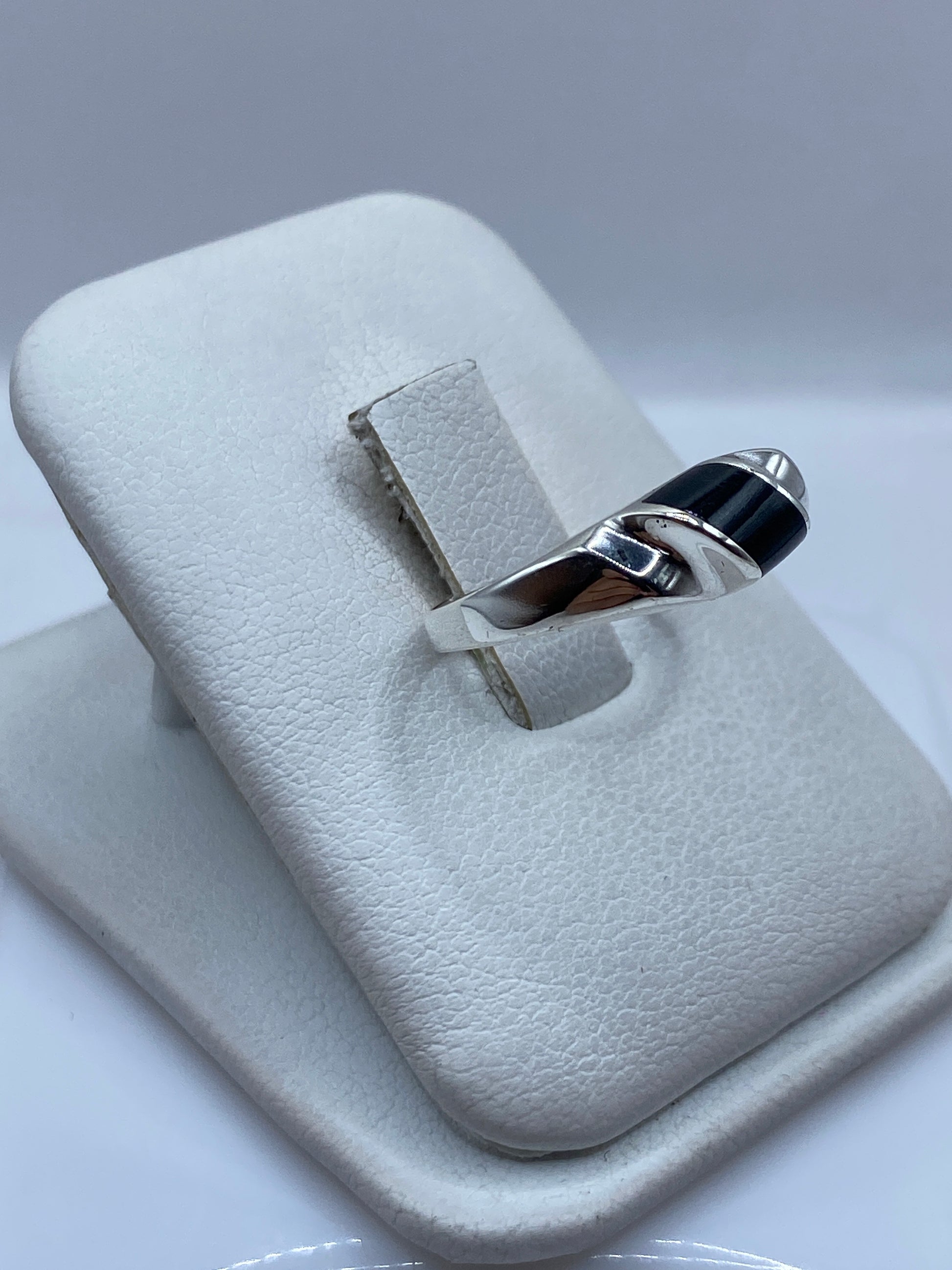 Vista frontal del anillo minimalista mostrando ónix negro brillante