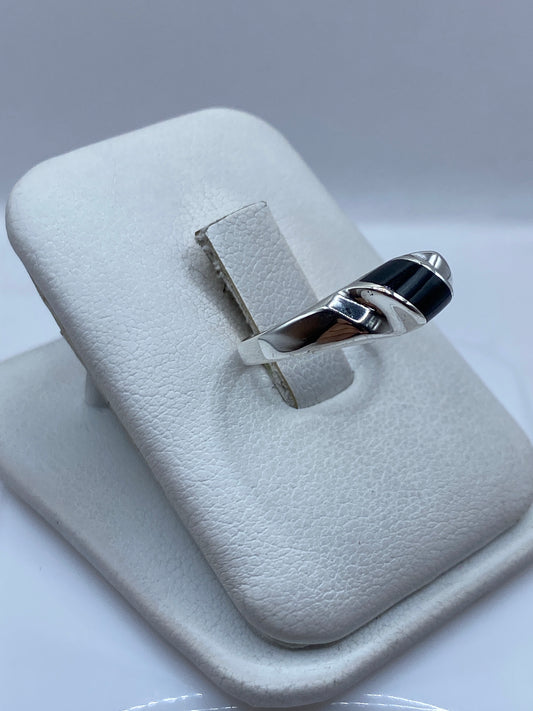 Vista frontal del anillo minimalista mostrando ónix negro brillante