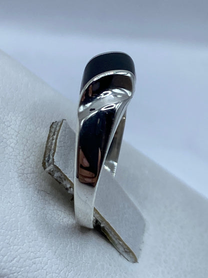 Anillo de ónix en mano, diseño moderno y elegante