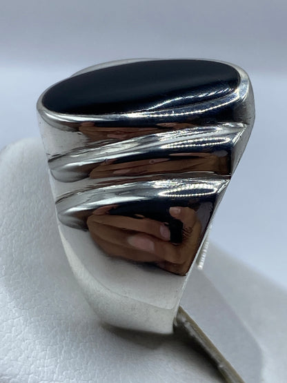 Detalle del ónix negro pulido espejo reflejando luz