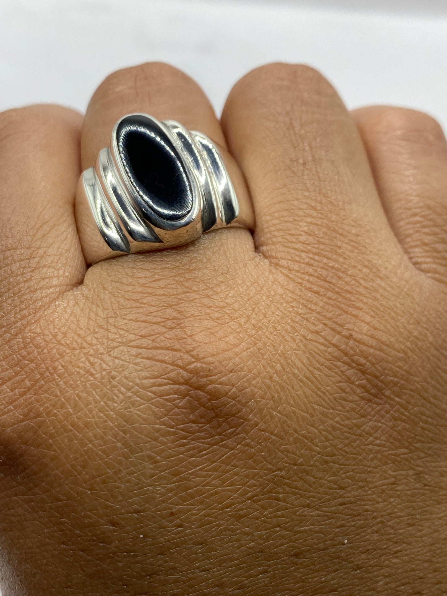 Anillo completo sobre fondo blanco mostrando el sello 925 en la banda interior