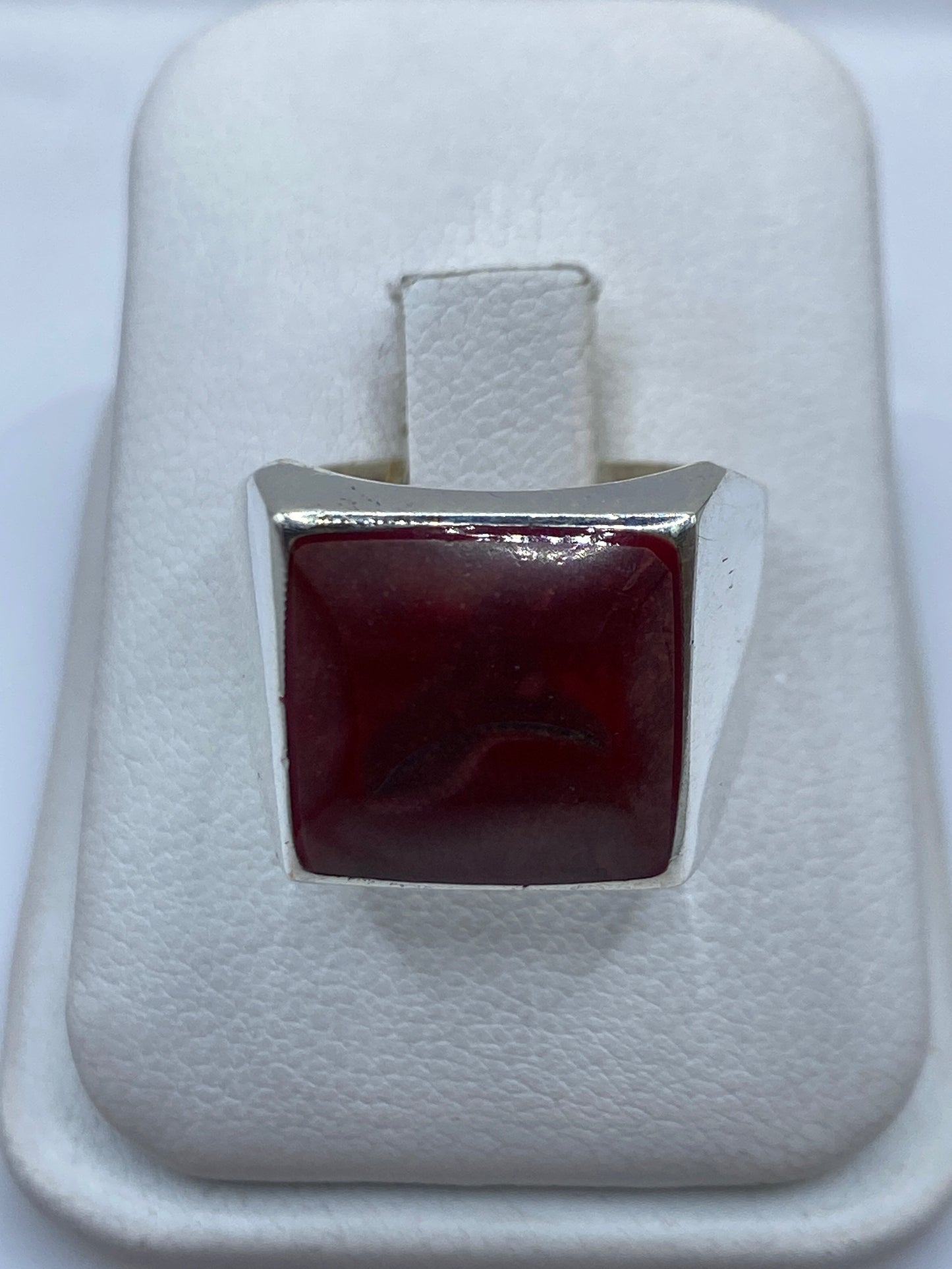 Anillo sello de plata con coral rojo natural en estuche de exhibición