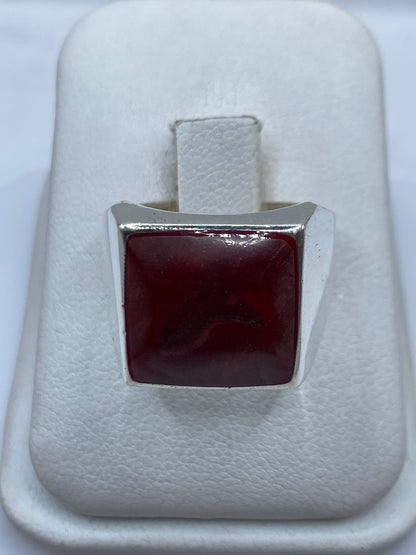 Anillo sello de plata con coral rojo natural en estuche de exhibición