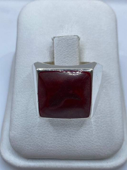 Anillo sello de plata con coral rojo natural en estuche de exhibición